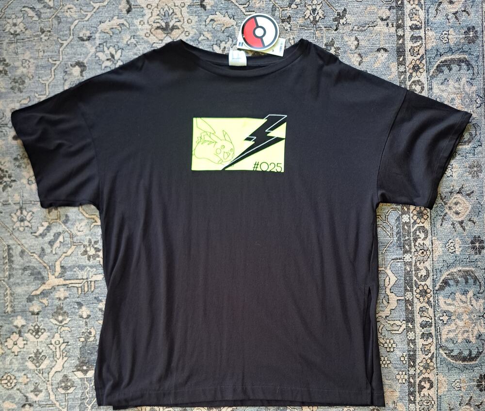 RARE HTF GU x Pokemon #025 Pikachu Graphic Tee From Japan Size Medium New w/Tags